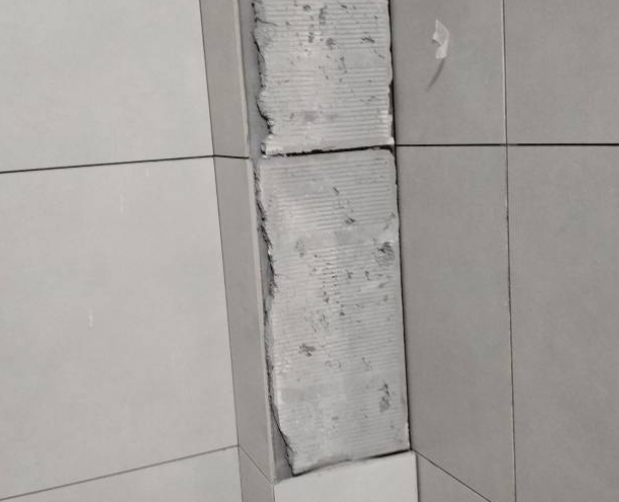 黄梅瓷砖空鼓维修公司分享下瓷砖施工前基层浇水润湿程度不足，可能导致以下问题